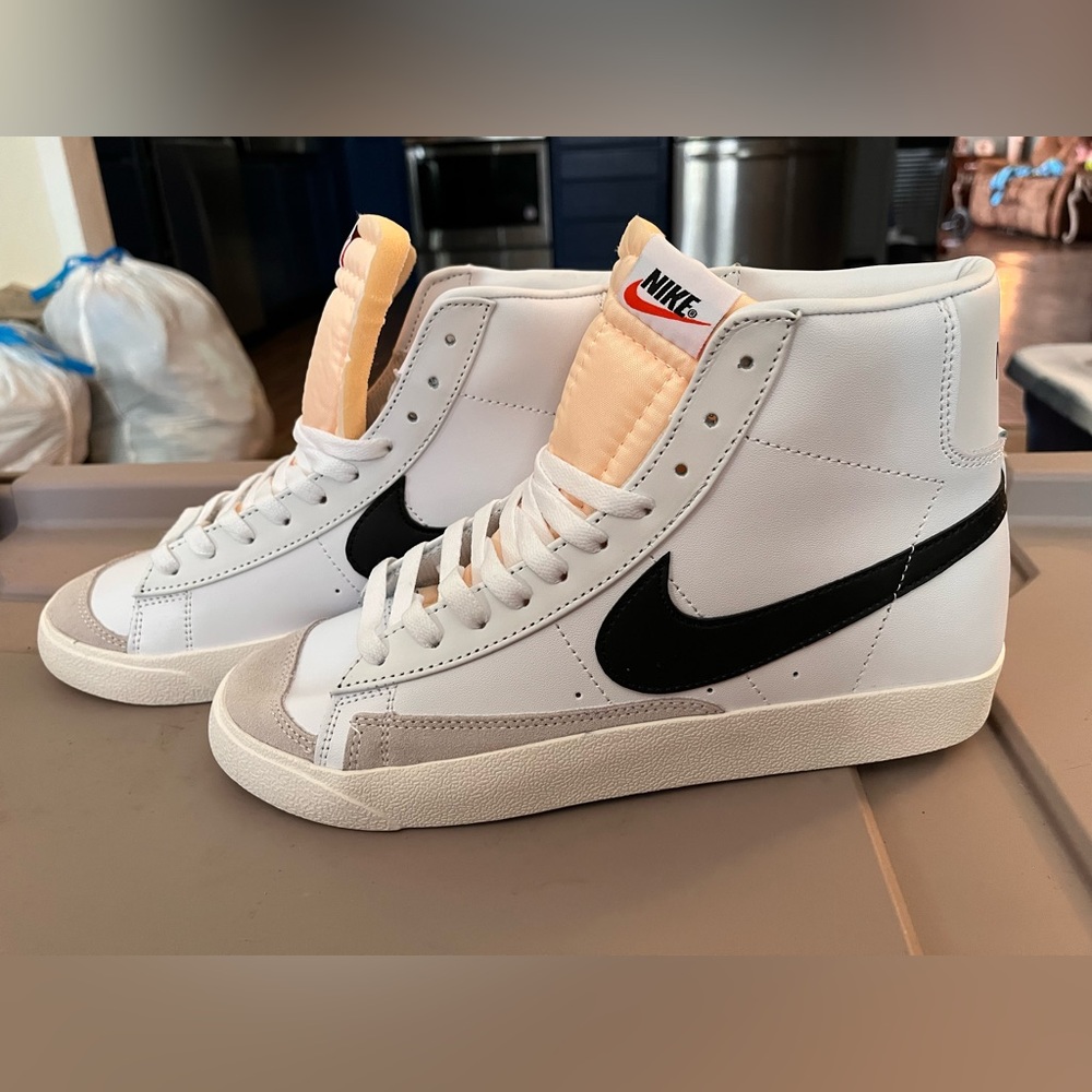 Nike Blazer high top sneaker men’s 9.5/ Women’s 11